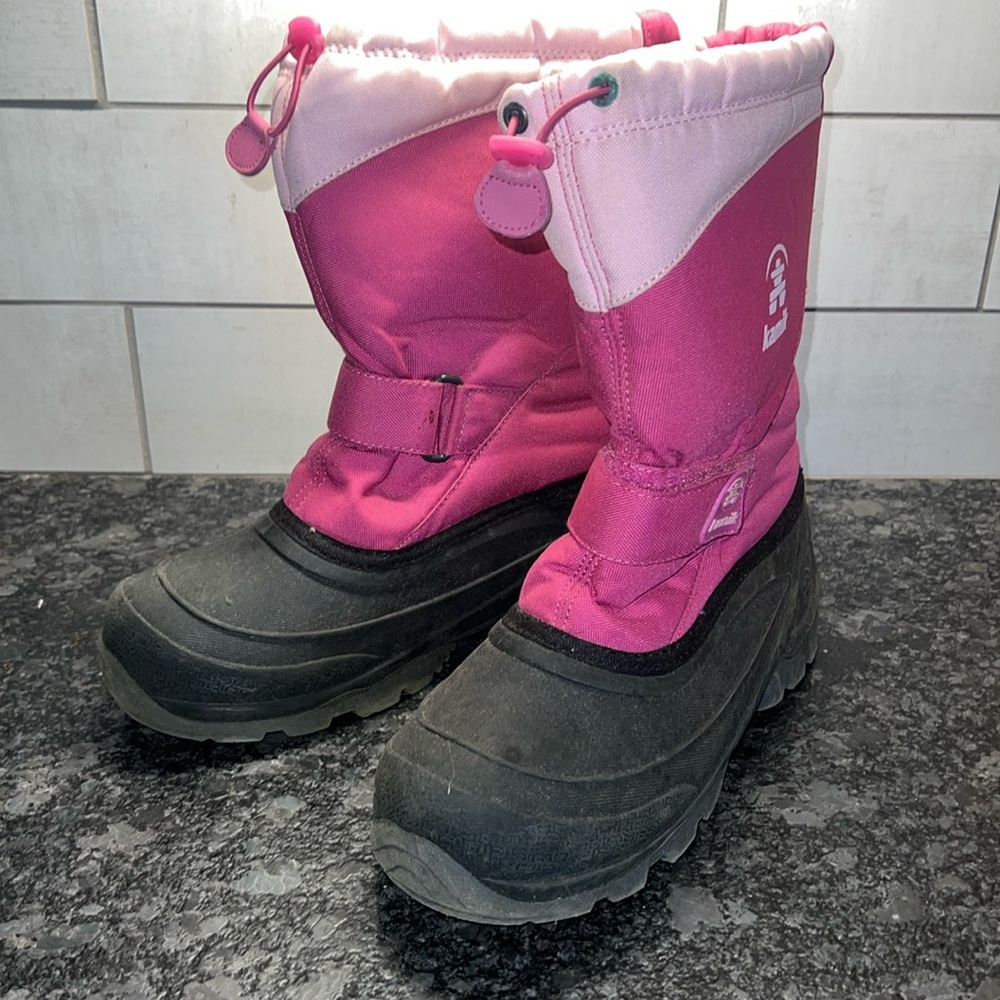 Size 5 Kamik winter/snow boots Pink and black in excellent condition Waterproof